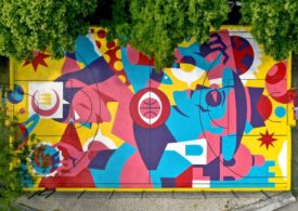 Ein bunter Basketball-Court von oben