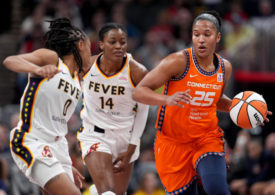 Alyssa Thomas von Connecticut Sun dribbelt an zwei Gegenspielerinnen vorbei