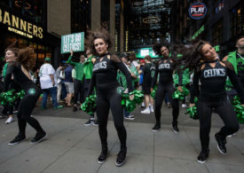 Cheerleaders der Boston Celtics tanzen vor dem TD Garden