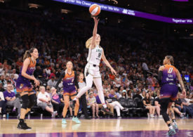 Ivana Dojkic von New York Liberty versucht, umringt von drei Gegenspielerinnen der Phoenix Mercury, einen Wurf