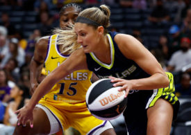 Jacy Sheldon von den Dallas Wings dribbelt an einer Gegnerin vorbei