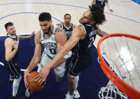 Jayson Tatum von den Boston Celtics behauptet den Ball unter dem Korb gegen drei Gegenspieler der Dallas Mavericks