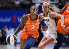 Tiffany Mitchell von Connecticut Sun dribbelt an Lexie Hull von Indiana Fever vorbei