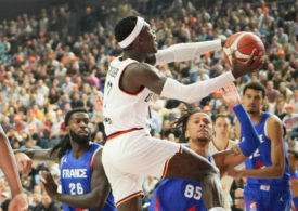 Dennis Schröder von Team Deutschland springt mit dem Ball im Spiel gegen Frankreich