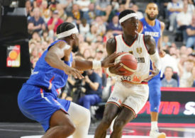 Dennis Schröder von Team Deutschland behauptet den Ball gegen einen französischen Gegenspieler