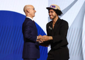 Jared McCain schüttelt beim Draft NBA Commissioner Adam Silver die Hand