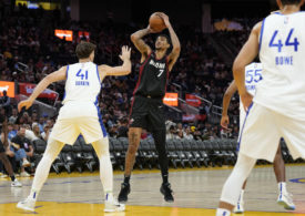 Kel'el Ware von Miami Heat setzt im Spiel gegen die Golden State Warriors zum Wurf an
