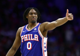 Tyrese Maxey von den Philadelphia 76ers reckt den Daumen nach oben
