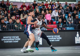 Zwei 3x3 Basketballspieler im Zweikampf