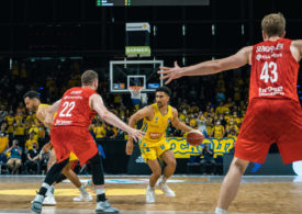 Basketballspieler von ALBA Berlin und Brose Bamberg spielen gegeneinander