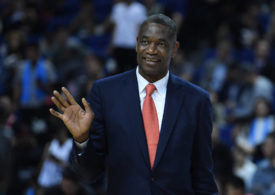 Dikember Mutombo winkt in die Kamera