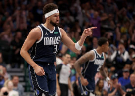 Klay Thompson von den Dallas Mavericks macht eine Jubel-Geste