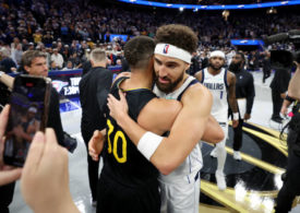 Klay Thompson von den Dallas Mavericks umarmt Stephen Curry von den Golden State Warriors