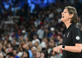 Basketball-Nationaltrainerin Lisa Thomaidis gibt von der Außenlinie Anweisungen