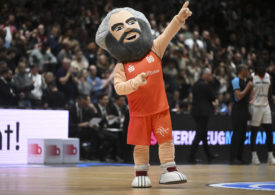 Das Maskottchen der NINERS Chemnitz bei seiner Performance