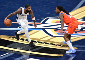 Kyrie Irving von den Dallas Mavericks dribbelt gegen Cason Wallace von Oklahoma City Thunder