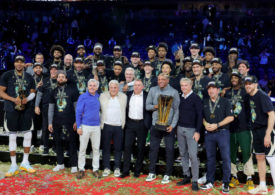 Die Milwaukee Bucks feiern den NBA Cup 2024