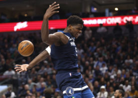 Anthony Edwards von den Minnesota Timberwolves hat den Ball hinter seinem Rücken