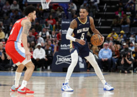 Dejounte Murray von den New Orleans Pelicans dribbelt gegen Scotty Pippen Jr. von den Memphis Grizzlies